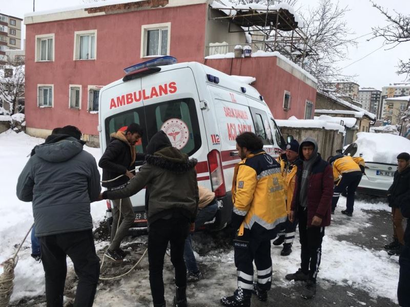 Karla kaplı yollarda sağlık çalışanları hastaya ulaşmak için seferber oldu
