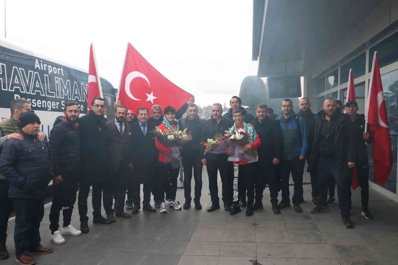 Şampiyonlar, Kayseri’de çiçeklerle karşılandı
