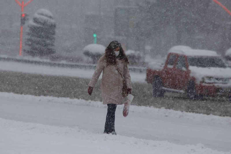 Kayseri’ye lapa lapa kar yağdı
