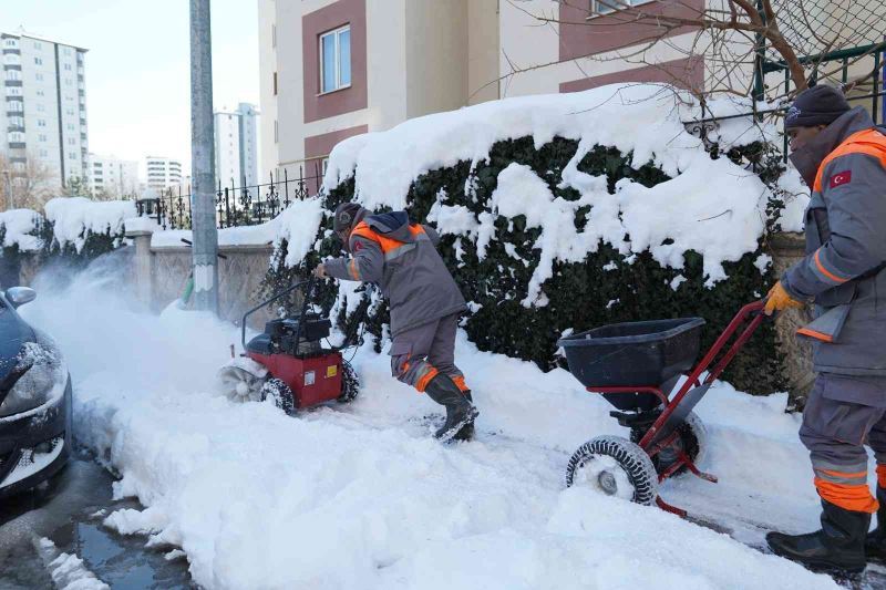 Mini kar temizleme araçları sahada
