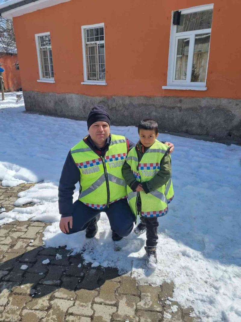 Jandarma ekipleri çocukların yüzünü güldürdü
