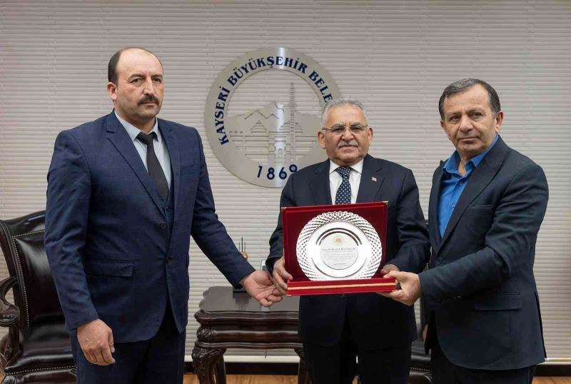 Başkan Büyükkılıç’a Tomarza çiftçileri adına ‘teşekkür’ plaketi
