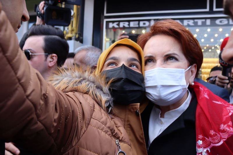 Meral Akşener ilçelerde esnafları ziyaret etti
