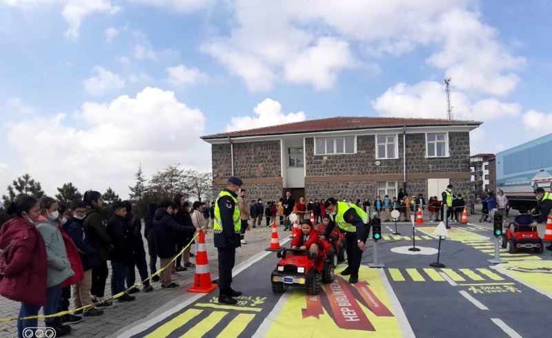 Jandarmadan ortaokul öğrencilerine uygulamalı trafik eğitimi
