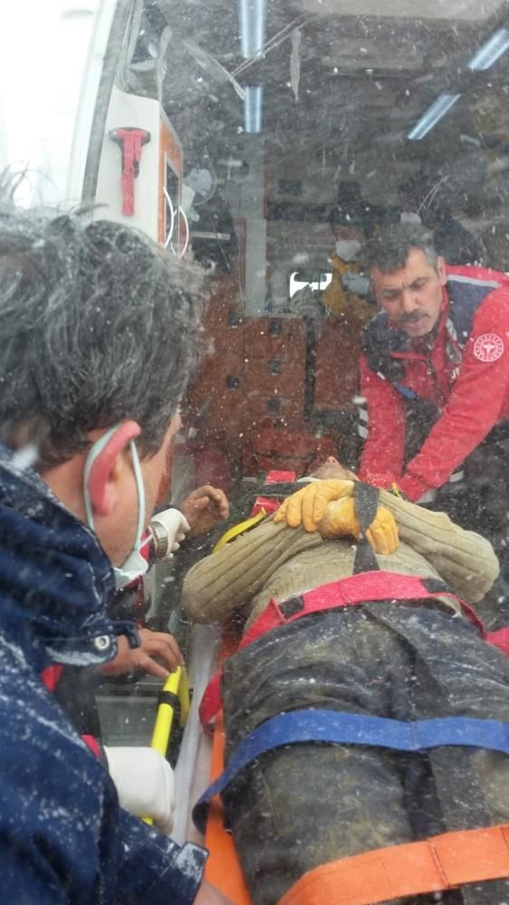 Göçük altında kalan işçi 9 saat sonra yaralı olarak kurtarıldı