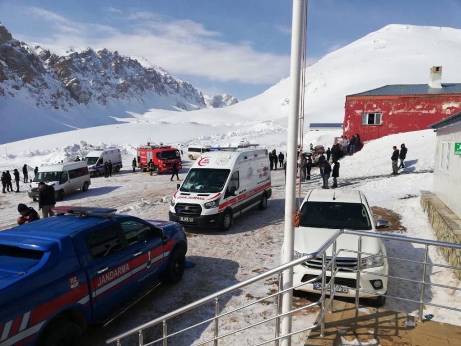 Göçük altında kalan işçiyi kurtarma çalışmaları devam ediyor