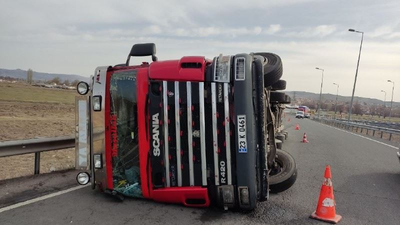 Kayseri’de virajı alamayan tır devrildi
