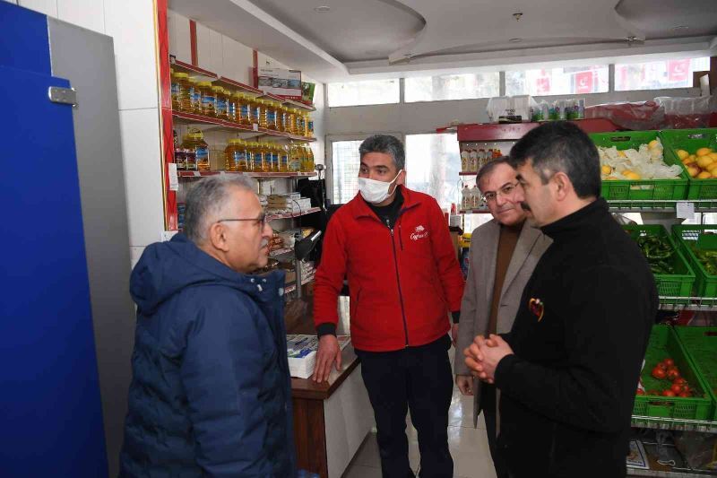 Başkan Büyükkılıç Hacılar’da esnaf ve vatandaşla buluştu
