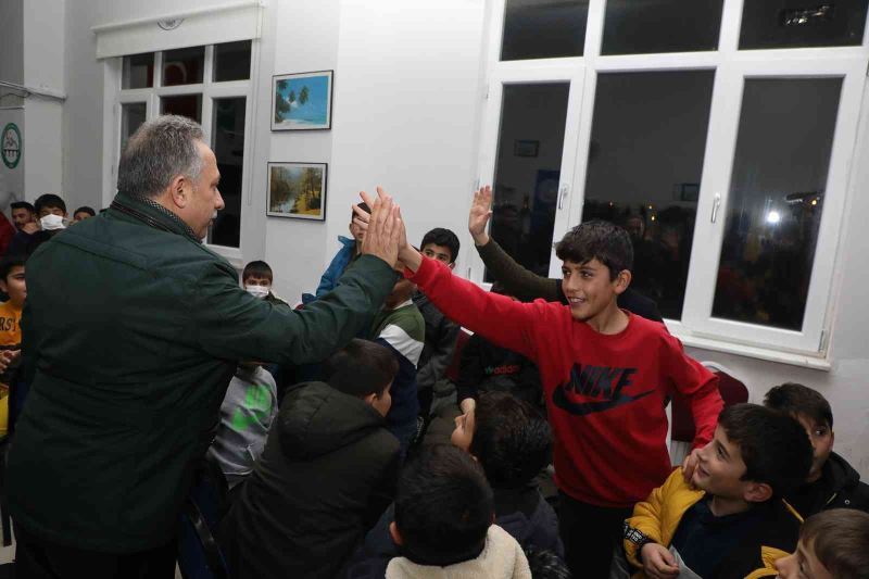 Başkan Yalçın Kuruköprülü gençlerle
