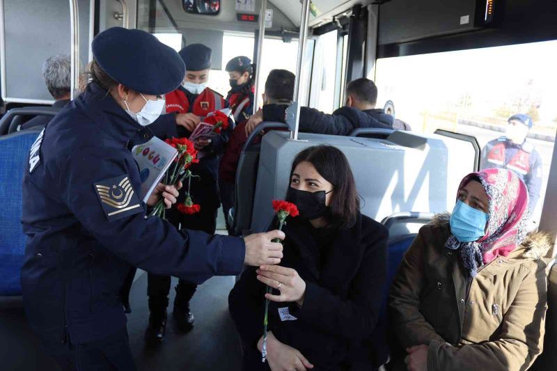 Kadın jandarmalar ’8 Mart’ı unutmadı
