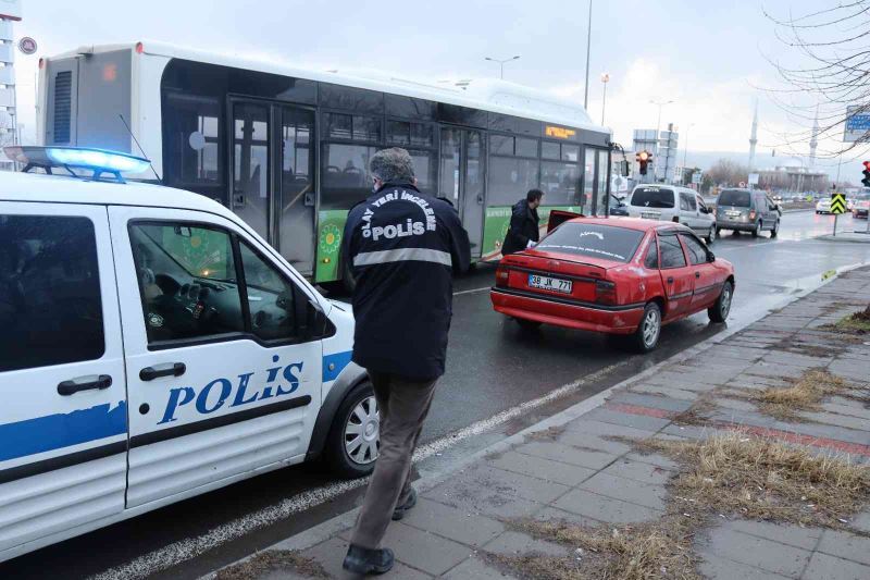 Silahla yaralandı, hastaneye giderken yakıtı bitti
