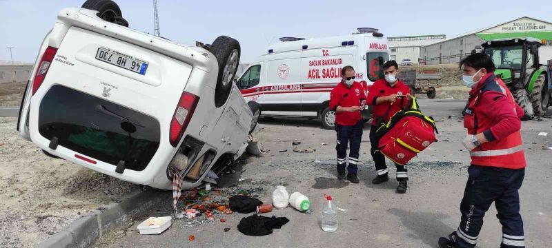 Traktör ile hafif ticari araç çarpıştı: 2 yaralı
