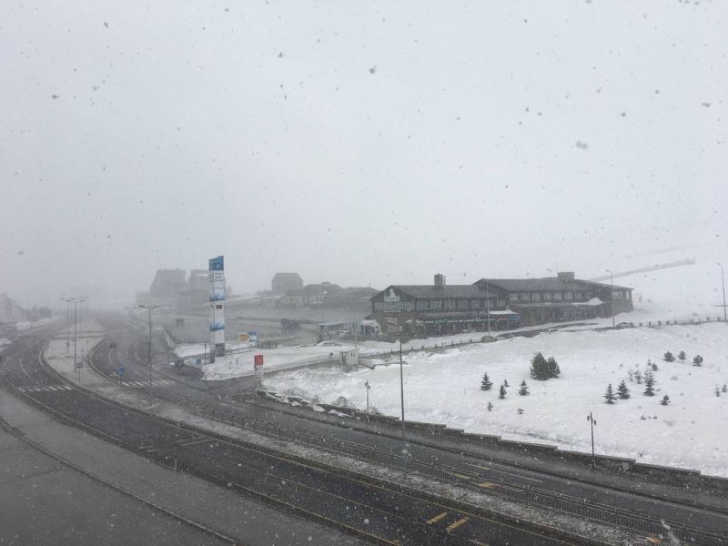 Nisan ayında yağan kar, Erciyes’i beyaza bürüdü
