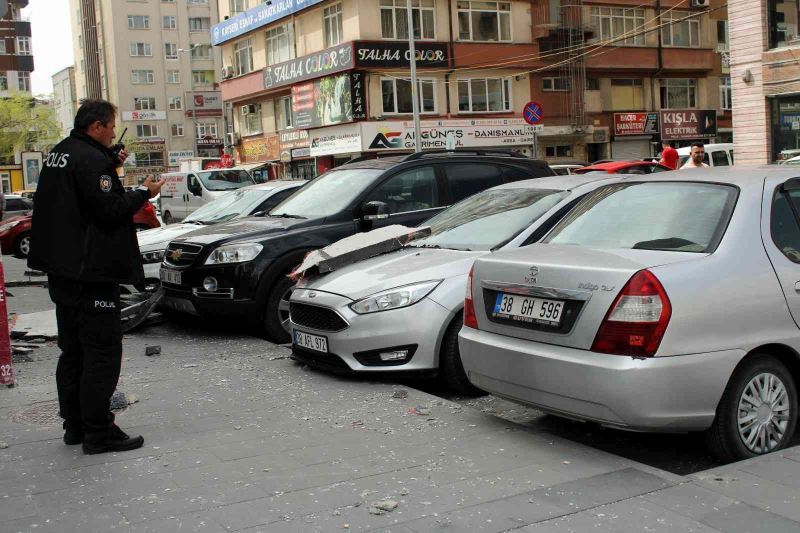 Binadan kopan parçalar araçların üzerine böyle düştü
