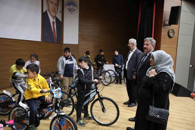 Melikgazi’den yetim çocuklara bisiklet hediyesi
