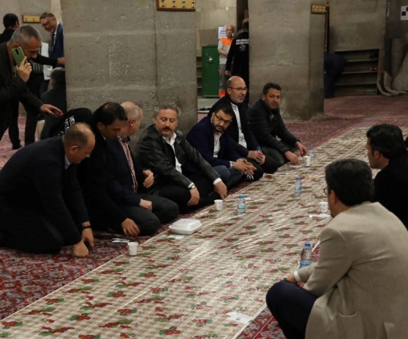 Hunat Camii’nde vatandaşlar sahur sofrasında buluştu
