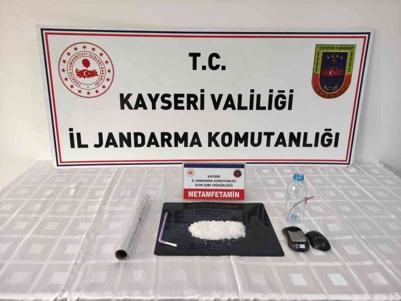 İş yerinde uyuşturucu satan 2 kişi yakalandı
