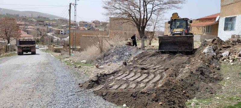 Bünyan’da bozuk yollar yenilenmeye devam ediyor
