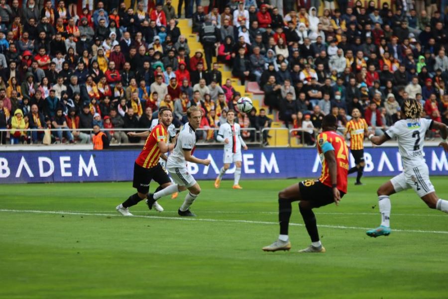 Spor Toto Süper Lig: Kayserispor: 1 - Beşiktaş: 0 (İlk yarı)