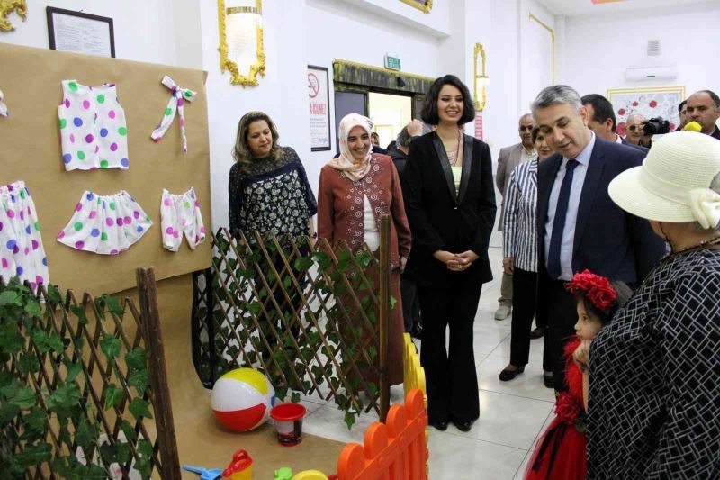 Babannenin torununa yıllarca yaptığı kıyafetler sergilendi
