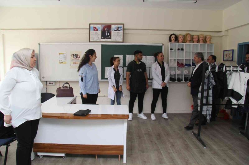 Meslek lisesi öğrencilerinden engellilere ücretsiz saç bakımı
