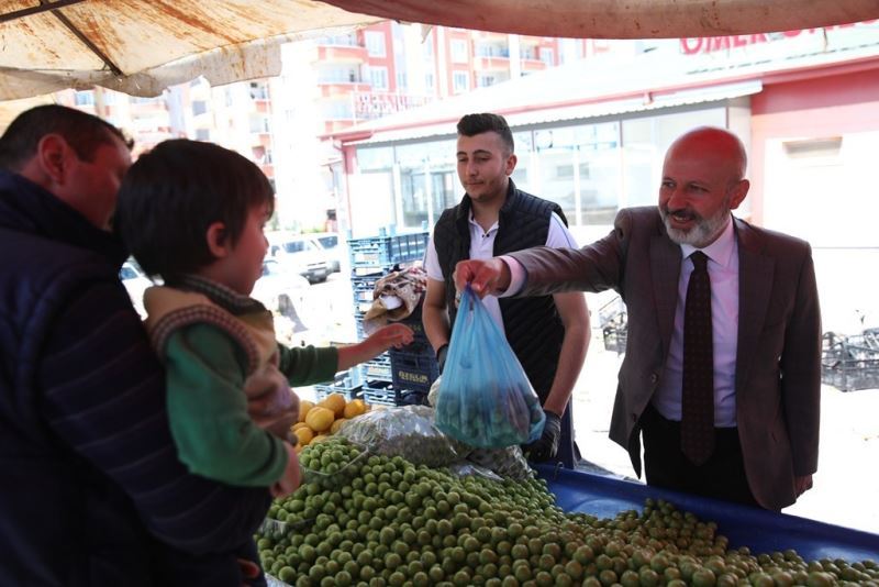 Başkan Çolakbayrakdar’a Ertuğrulgazi Pazarında sevgi seli
