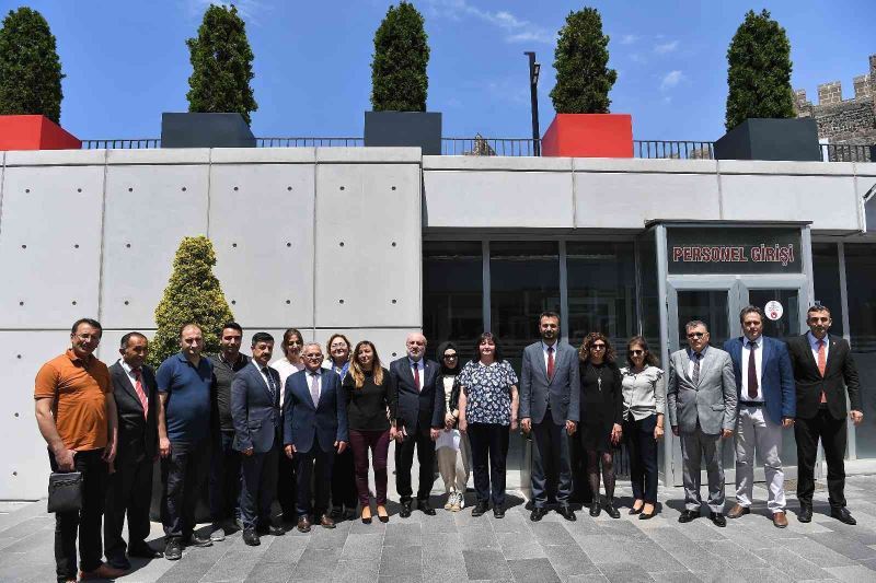 Başkan Büyükkılıç, Müze Günü’nde gençlerle sergi açtı, türkü söyledi, müjde verdi
