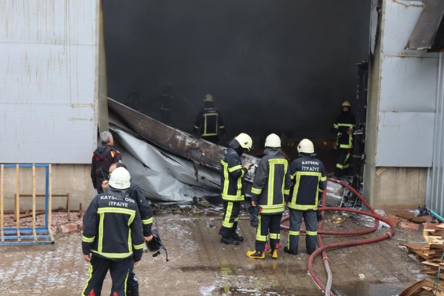 Kayseri’deki fabrika yangını 62 personelle söndürüldü