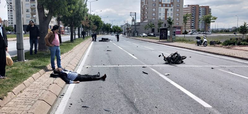 Motosikletler çarpıştı, ortalık savaş alanına döndü: 2 yaralı
