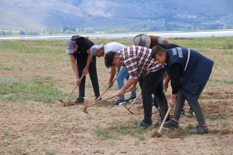 Okulda öğrenci, tarlada çiftçi
