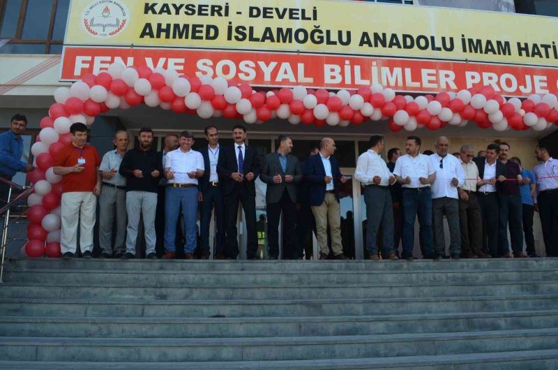 Develi Ahmed İslamoğlu Anadolu İmam Hatip Lisesinde Bilim Fuarı açıldı
