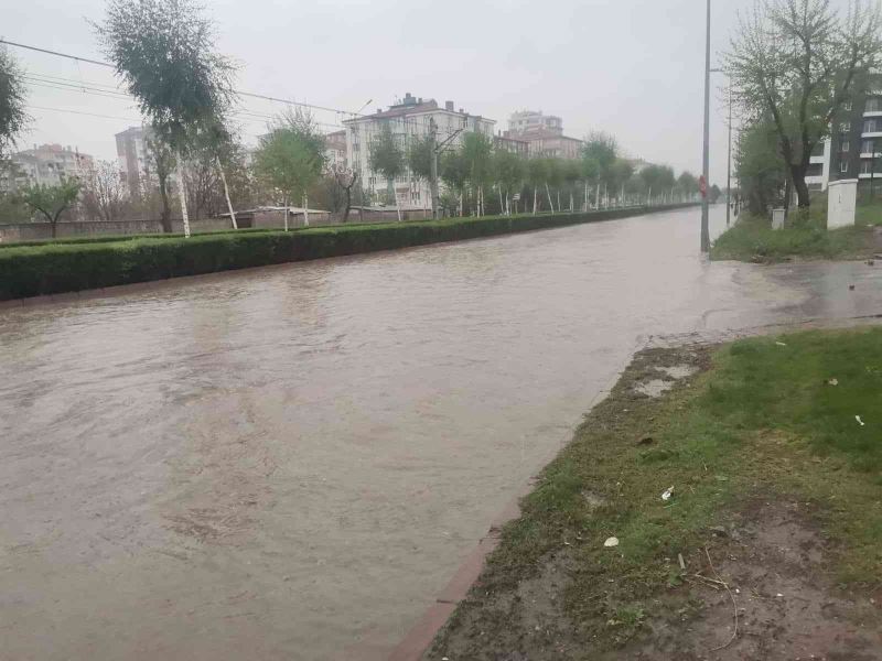 Kayseri’de sağanak yağış hayatı olumsuz etkiledi
