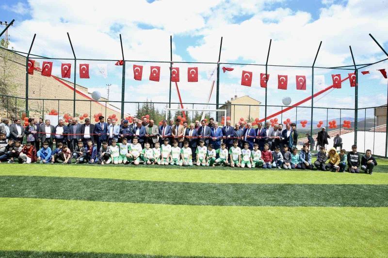 Yahyalı’daki okullara kazandırılan halı sahalar açıldı
