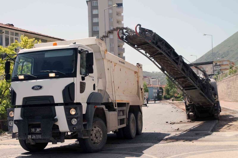 Talas’ta asfalt yenileniyor, sökülenler altyapı oluyor
