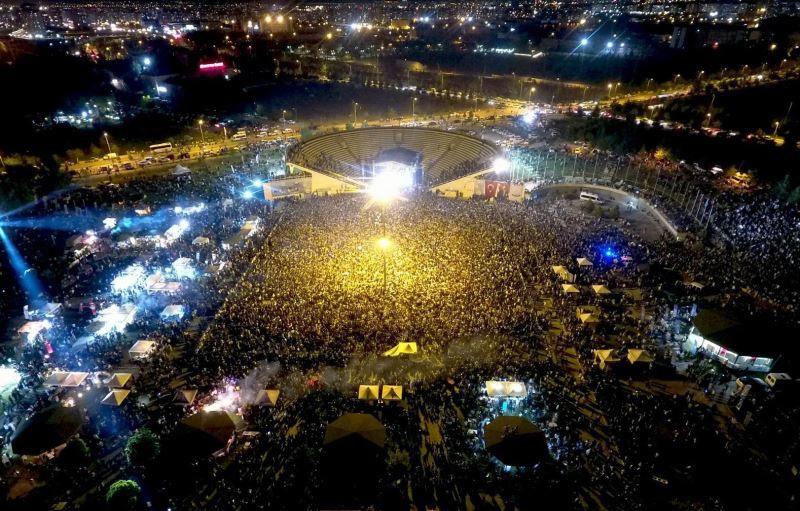 ERÜ  21. Öğrenci Bahar Şenlikleri’nde Manga grubu konser verdi
