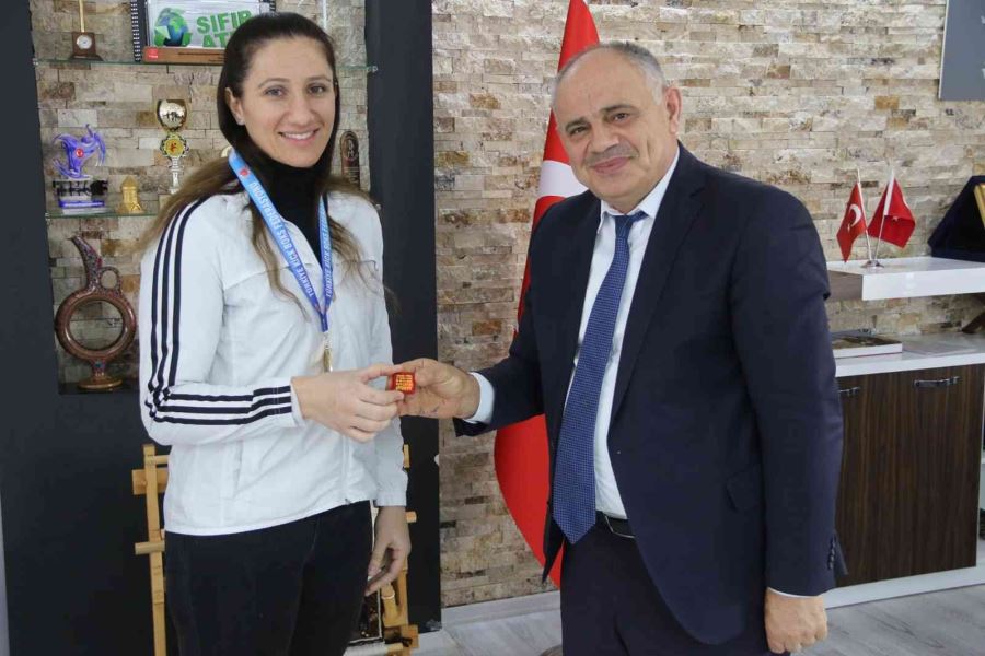 Başkan Öztürk şampiyon sporcuyu ödüllendirdi