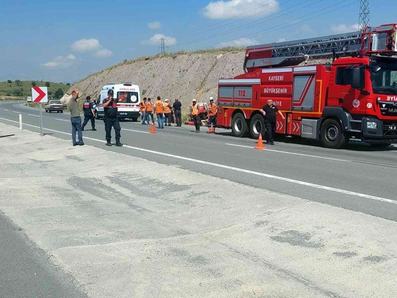 Traktör şarampole devrildi
