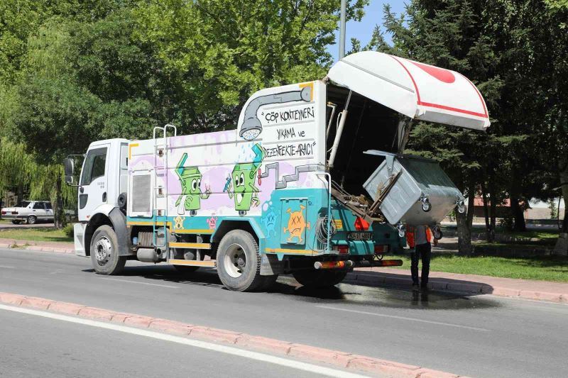 Talas’ta konteynerler anında yıkanıyor
