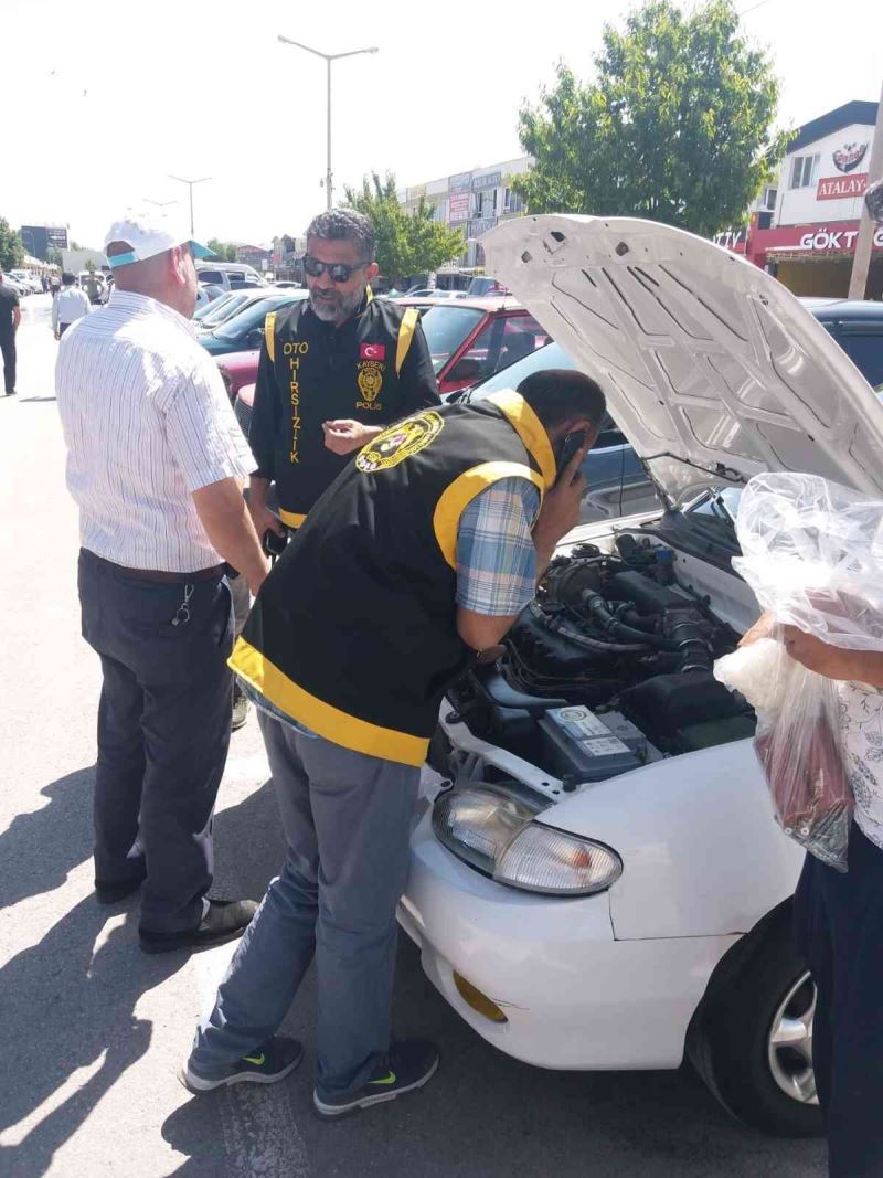 Oto pazarı ve galericiler denetlendi
