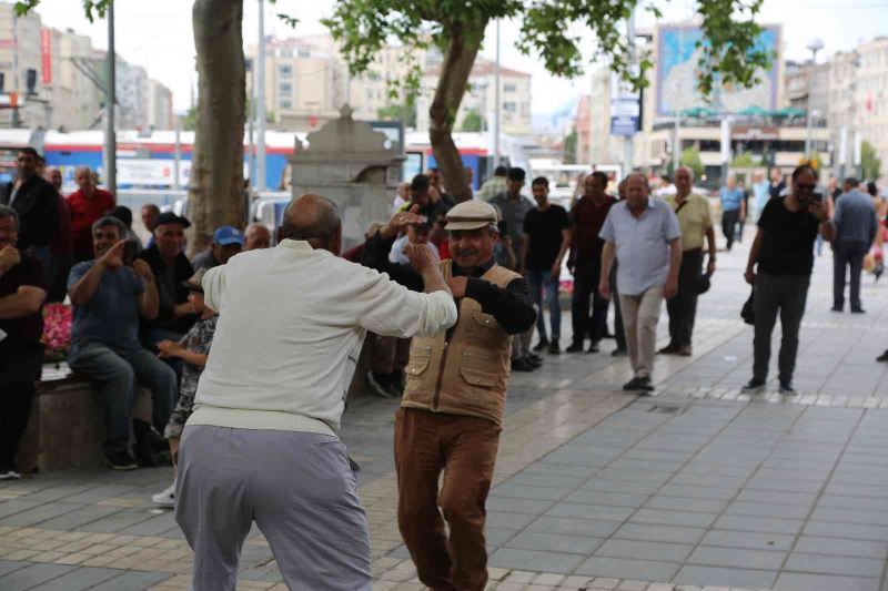 Yaşlılar meydanda konser verdi, vatandaşlar ilgiyle izledi
