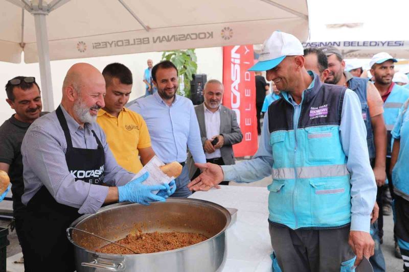 Başkan önlüğü taktı, personeline ekmek arası kavurma ikram etti
