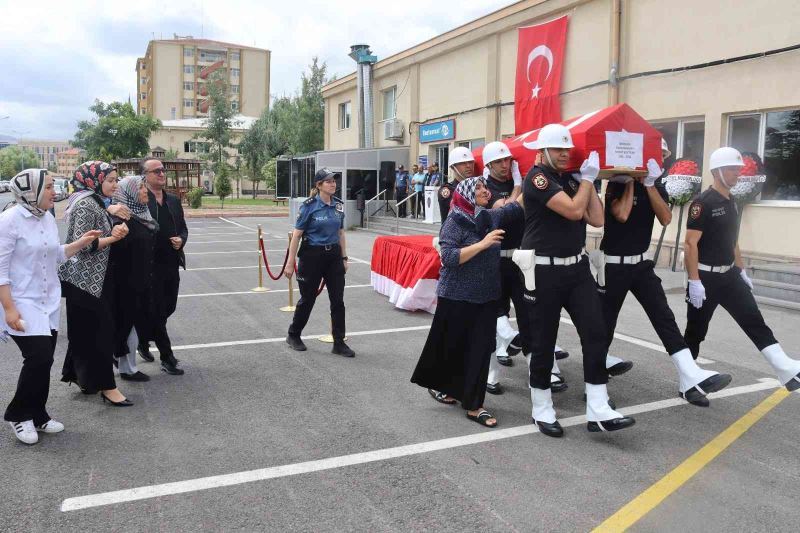 Polis memuru kalbine yenik düştü
