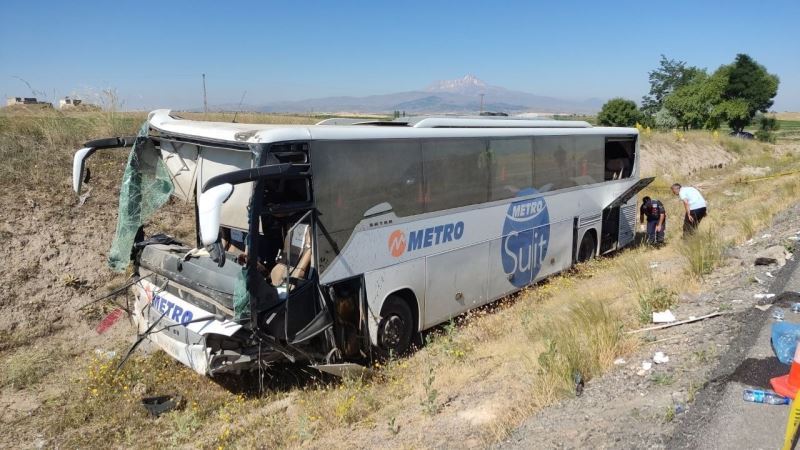 Yolcu otobüsü yoldan çıktı: 1’i ağır 17 yaralı
