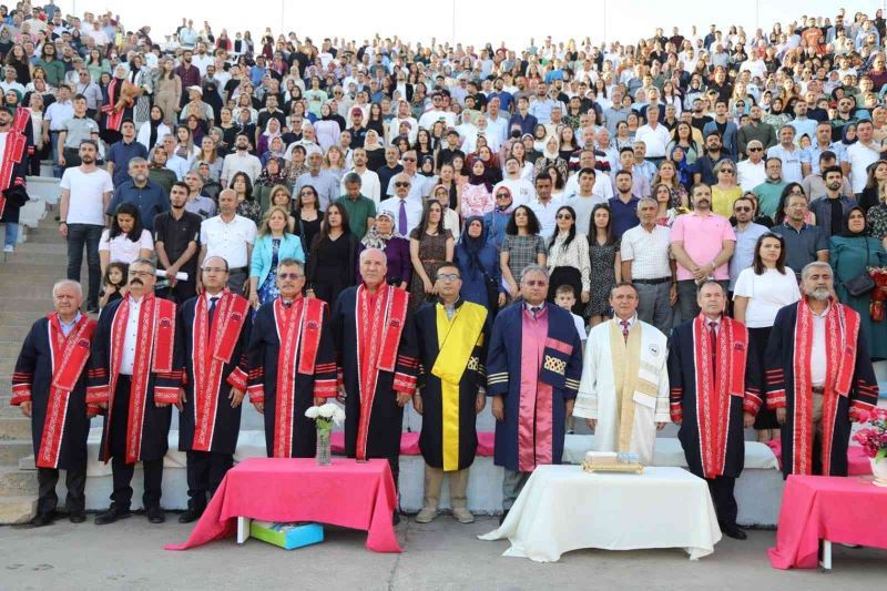 ERÜ Edebiyat Fakültesi’nde mezuniyet coşkusu yaşandı
