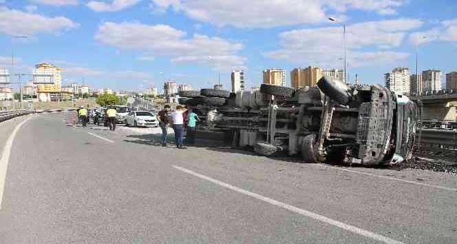 Mıcır yüklü kamyon devrildi: 1 yaralı