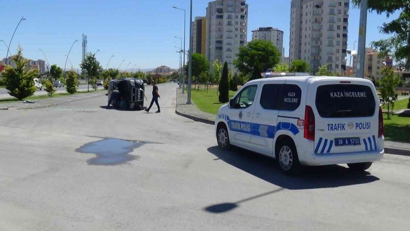 Kayseri’de otomobil yan yattı
