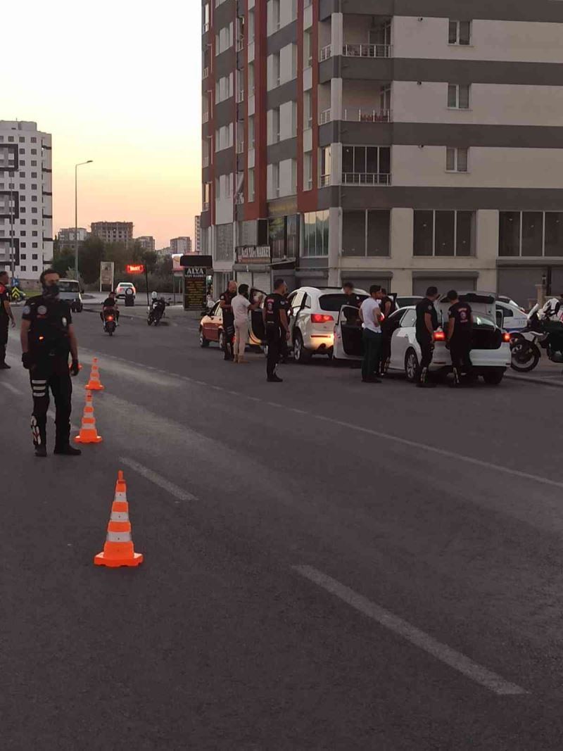 Şüpheli araçtan çalıntı elektrik kablosu ve uyuşturucu madde çıktı
