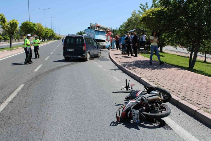 Motosikletiyle otomobilin altında kalan muhabir hayatını kaybetti
