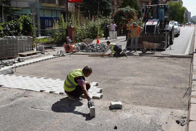 Melikgazi’de kaldırım çalışmaları aralıksız devam ediyor
