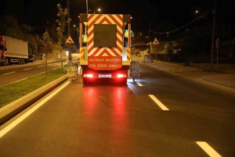 Melikgazi, daha güvenli ulaşım için yol çizgi çalışması yapıyor
